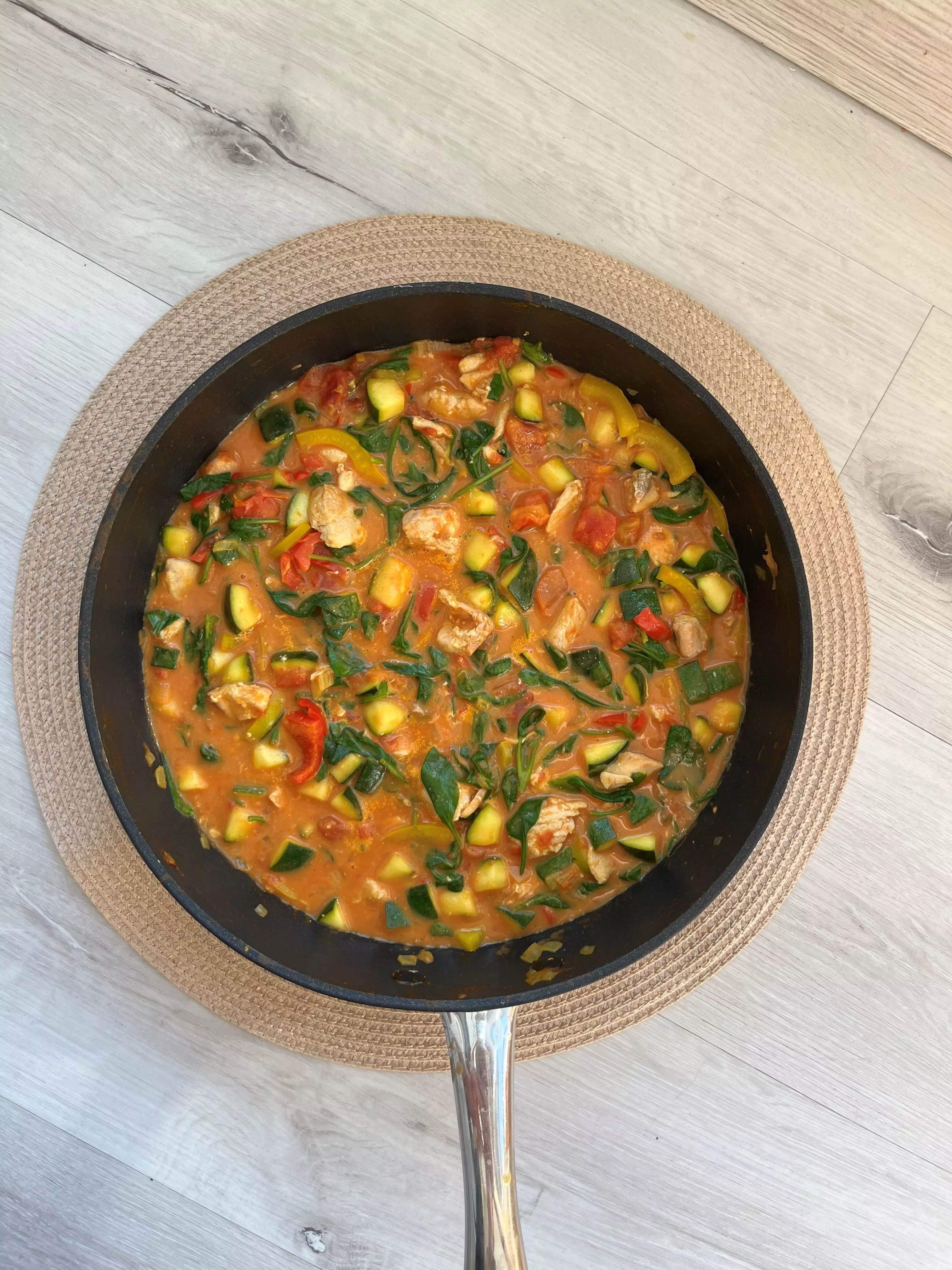 Curry di verdure con salmone